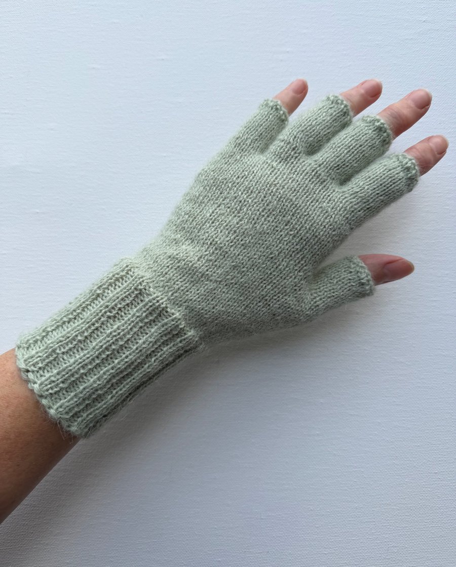 Fingerless gloves alpaca green