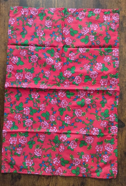 Vintage Folk Art Floral Tea Towel – Red Rose & Bluebell Print – Traditional Dish