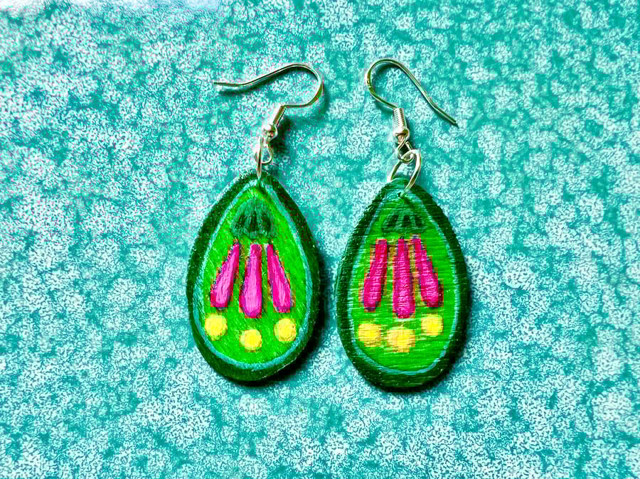 Wooden handmade art deco style pendant with silver plated earrings