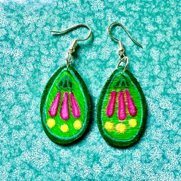 Wooden handmade art deco style pendant with silver plated earrings