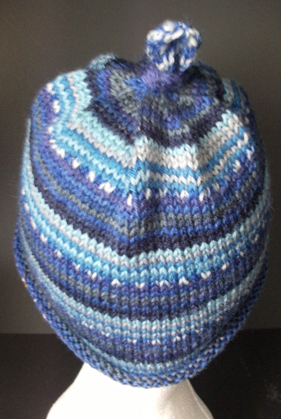 Handknit CHILDRENS 6-10 KNOTTY TOP BEANIE Stripey jacquard blues