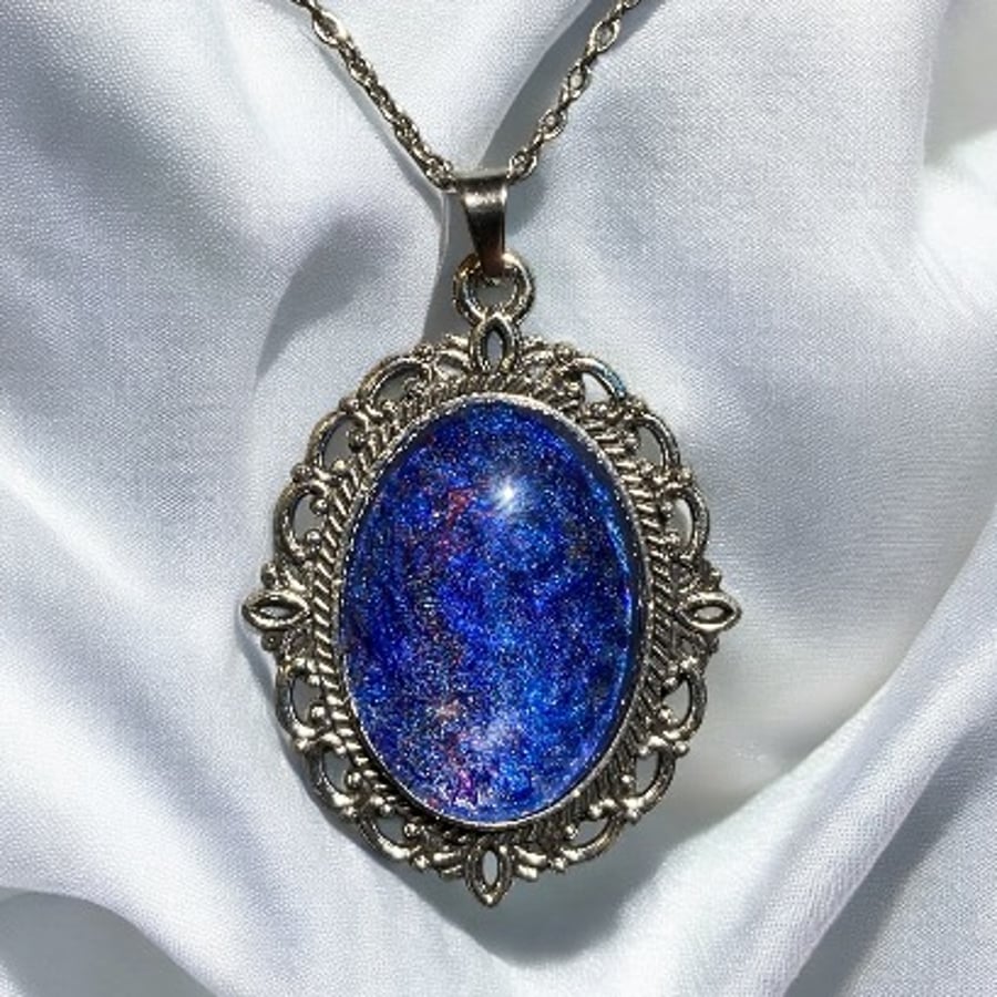 Blue felted Vintage style pendant necklace with glass cabochon