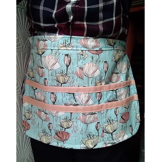 Green apron with six pockets and tie waist, utility gardening apron, craft apron