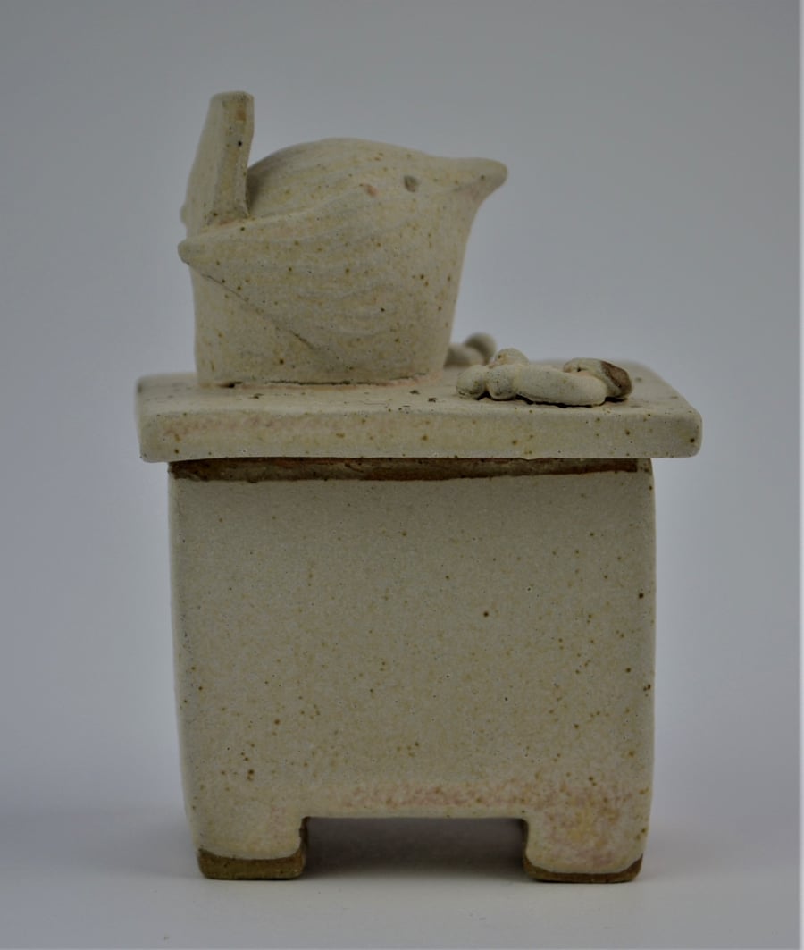 Ceramic lidded wren box