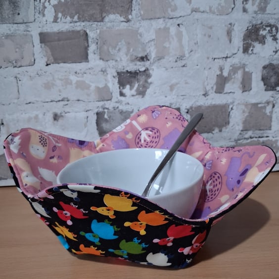 REVERSABLE BOWL COSY IN A COLOURFUL TEDDY FABRIC 