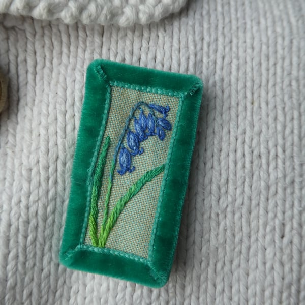 Blubell - embroidered brooch
