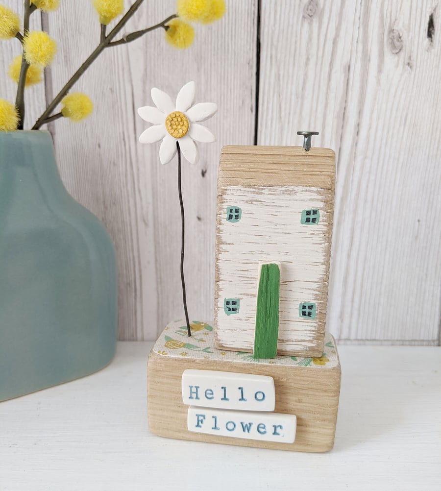 Little House with Clay Daisy 'Hello Flower'