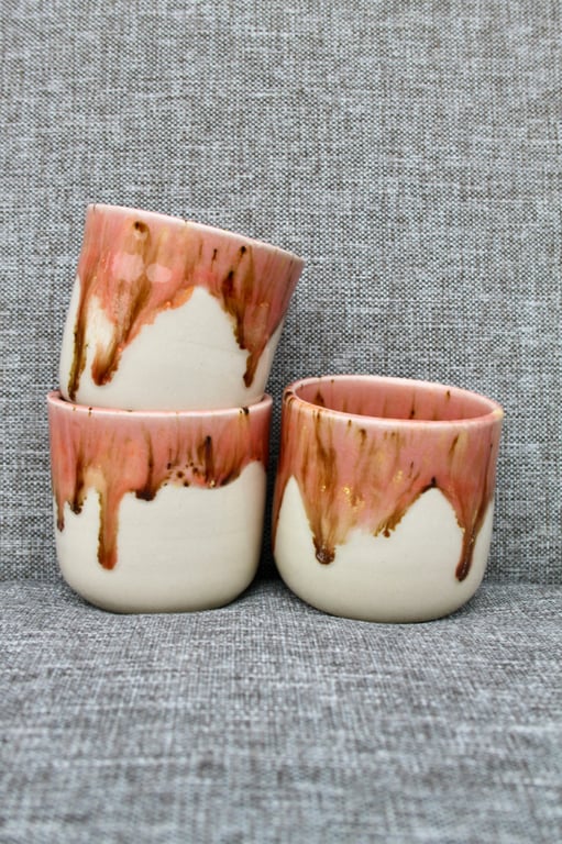 Ceramic tumbler with coral dripping glaze 