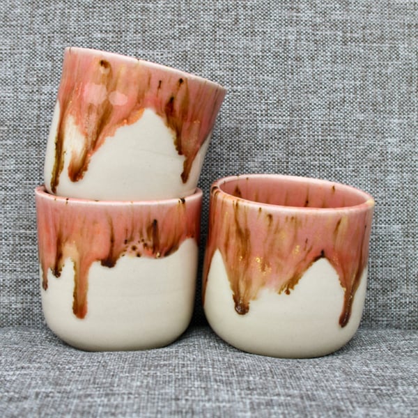 Ceramic tumbler with coral dripping glaze 