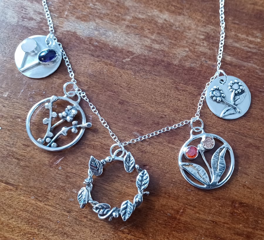 Five botanicals necklace