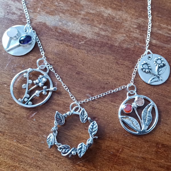 Five botanicals necklace