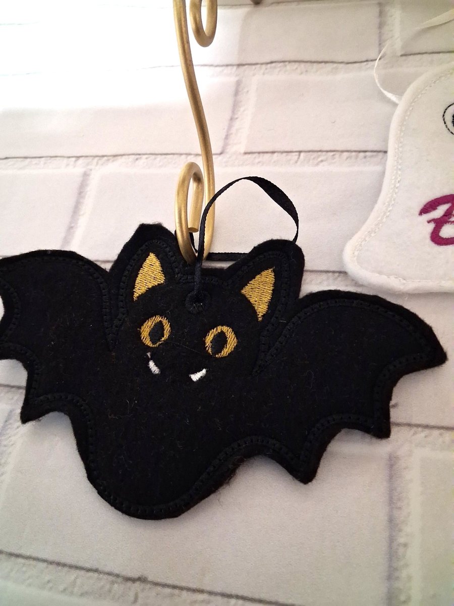 HALLOWEEN HANGING BATS 