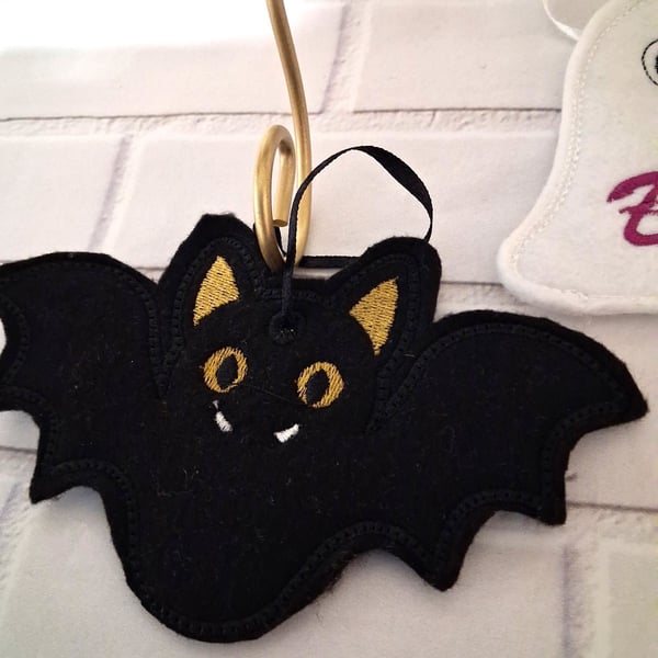 HALLOWEEN HANGING BATS 
