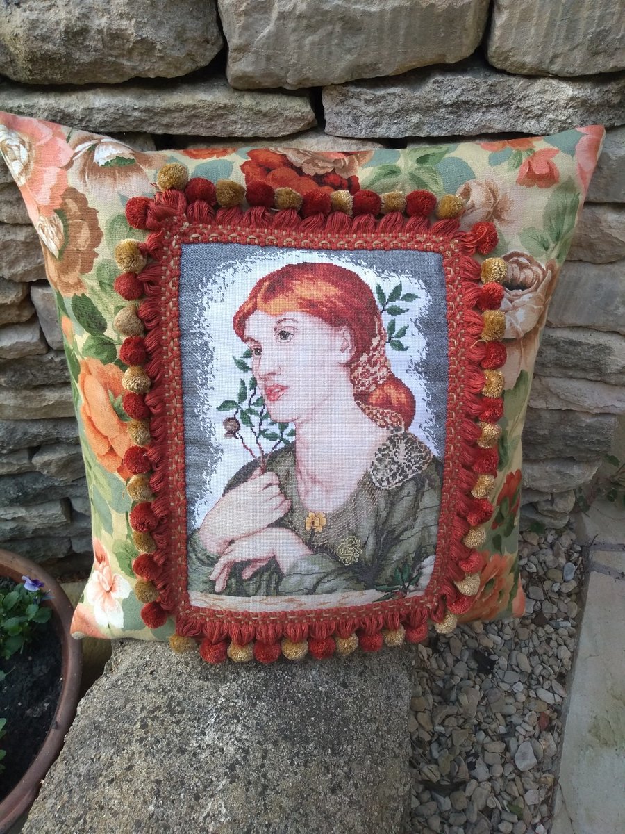 La Ghirlandata - Vintage Embroidery Cushion
