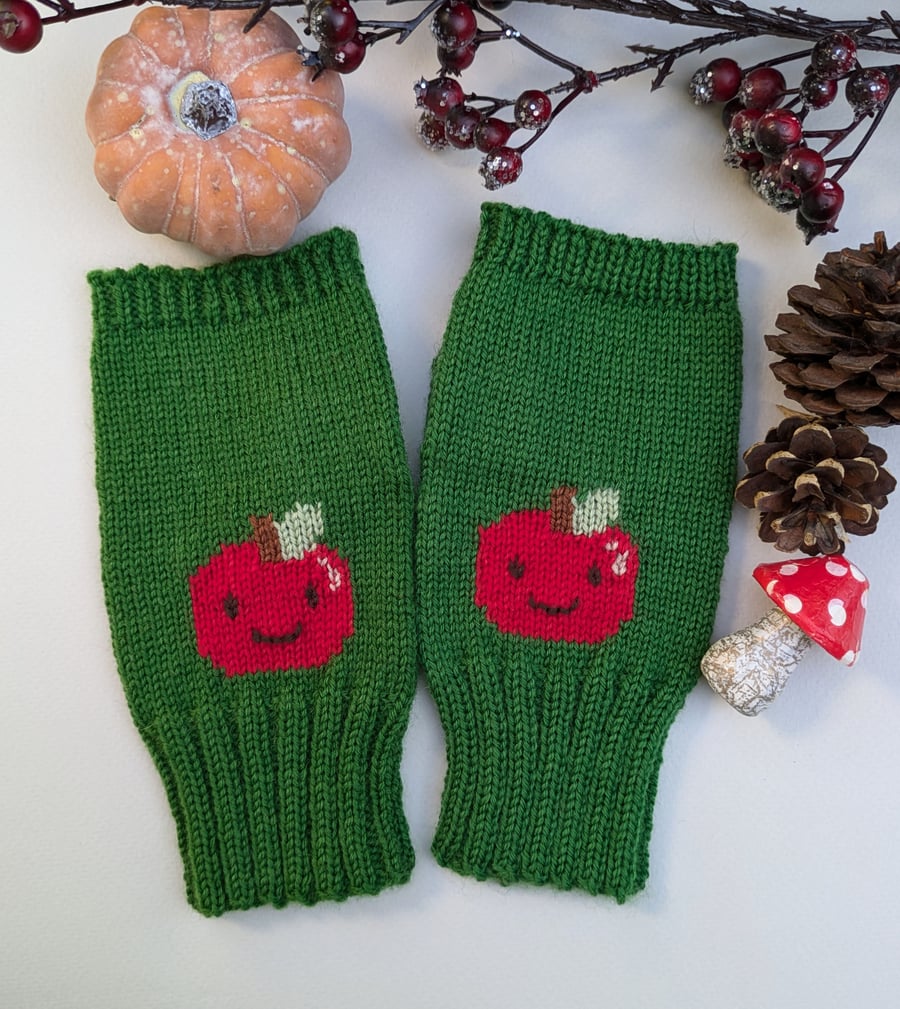 Fingerless gloves in green knit wool with a cute apple design