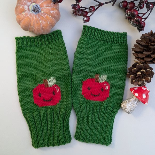 Fingerless gloves in green knit wool with a cute apple design