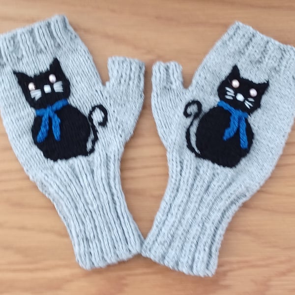 Black Cats On A Pair Of Pale Grey Aran Fingerless Gloves (J112)