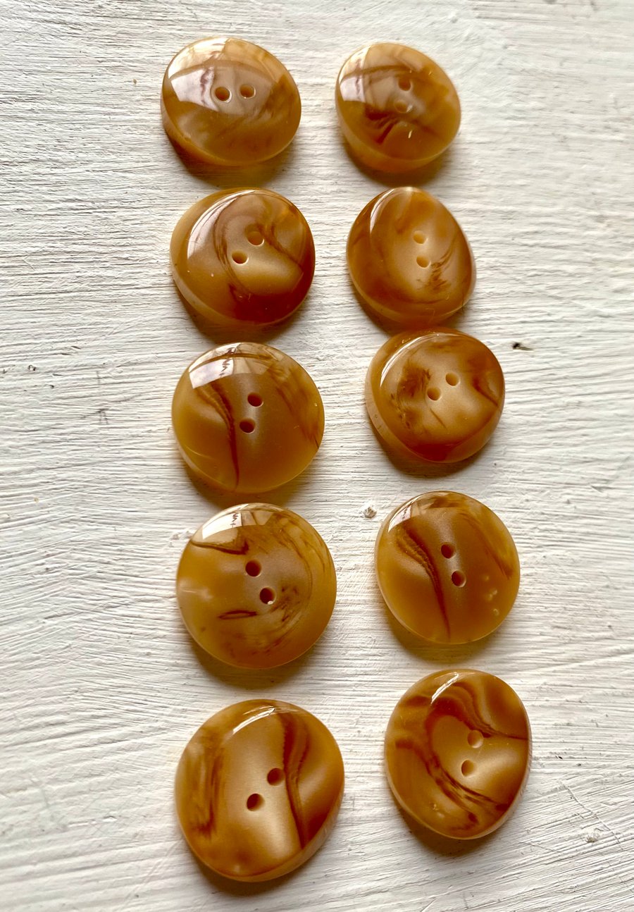 Set of 10 beige vintage buttons 