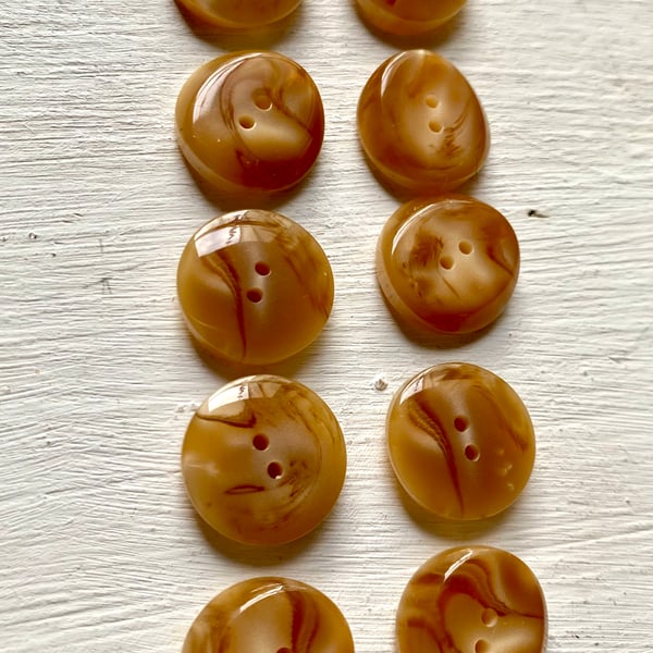 Set of 10 beige vintage buttons 