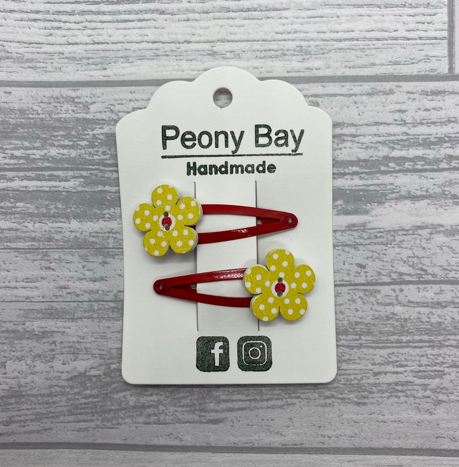 Girl’s flower hair clips in yellow and red