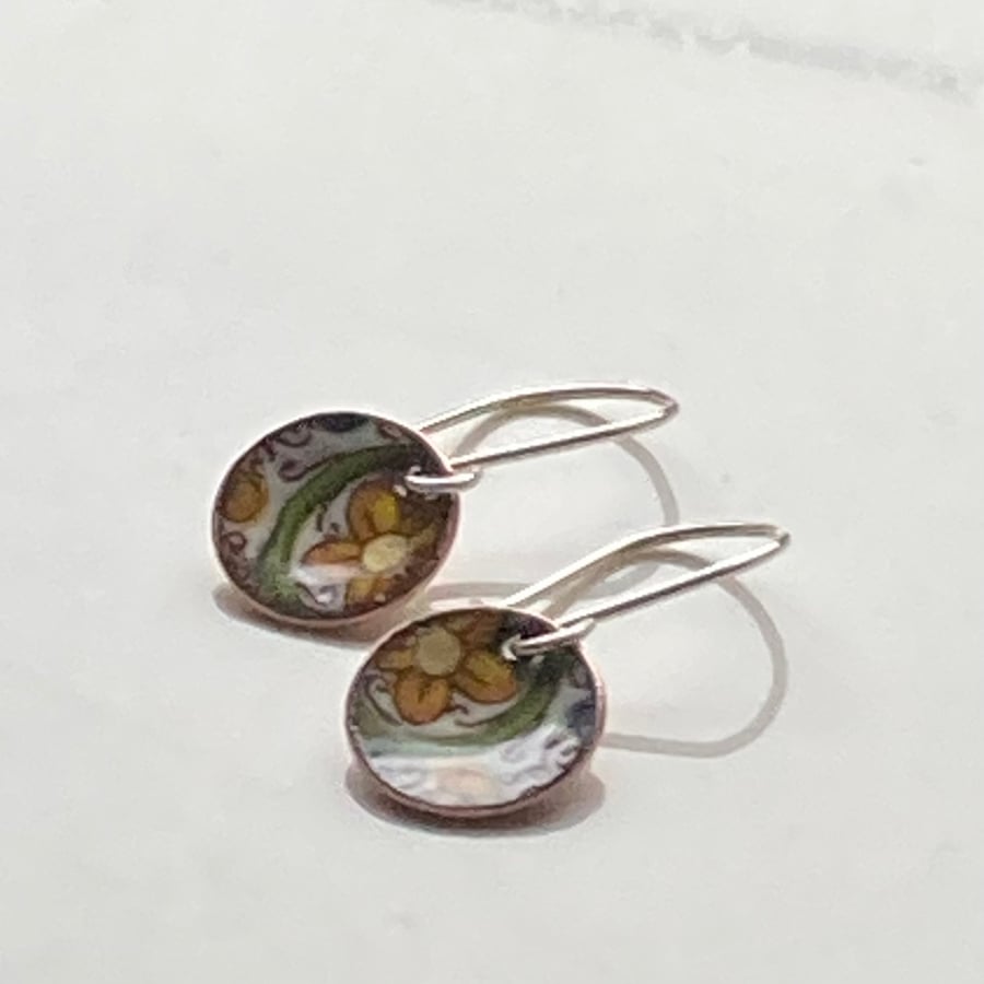 Patterned enamelled copper earrings with yellow flowers 