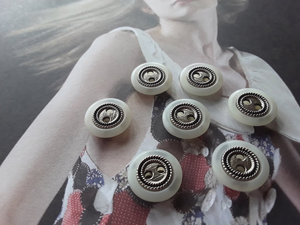 916" 15mm 24L Antique Silver and Cream Polyester horn buttons