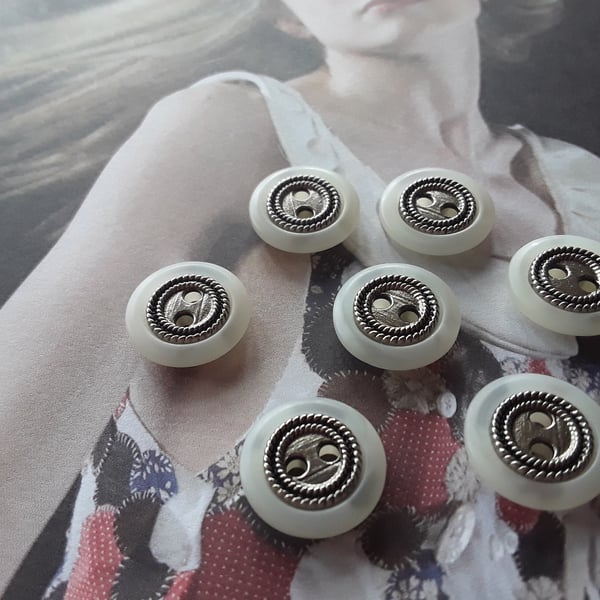 916" 15mm 24L Antique Silver and Cream Polyester horn buttons