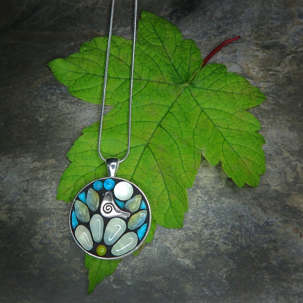 Daisy Bird -  Glowing Mosaic Pendant