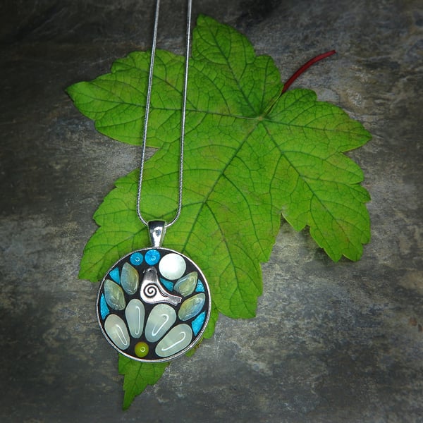 Daisy Bird -  Glowing Mosaic Pendant