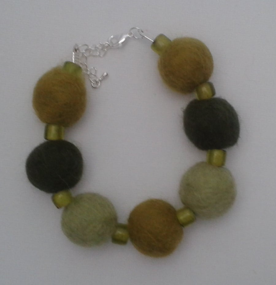 Felted ball and bead bracelet (green)