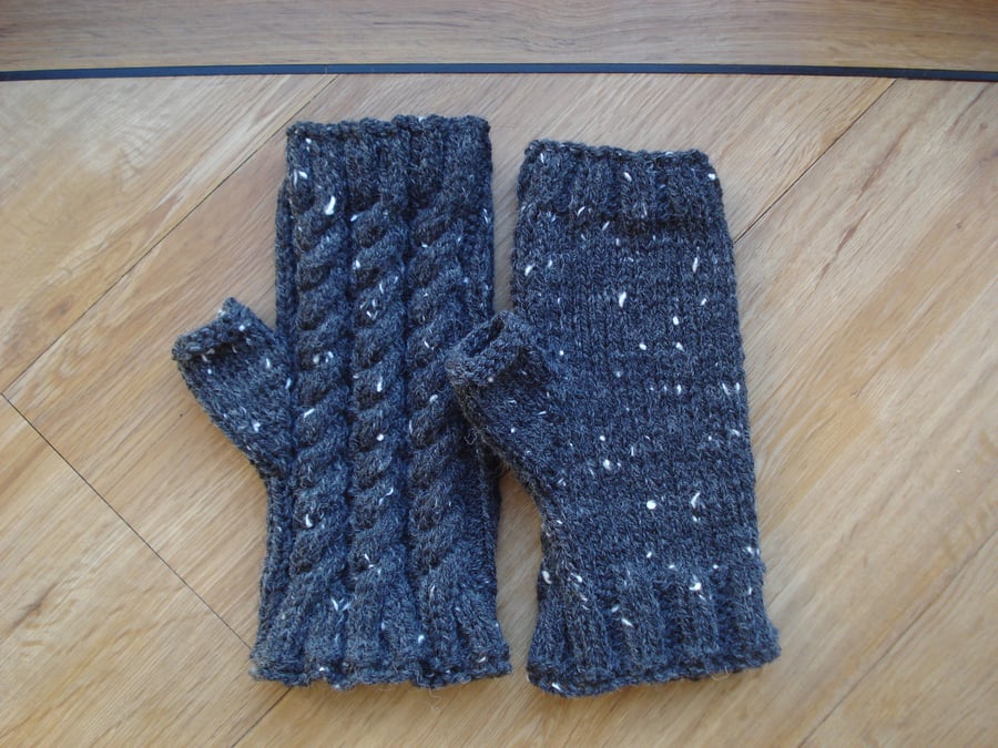 Black Chunky Fingerless Gloves For A Medium To Large Hand (R877)