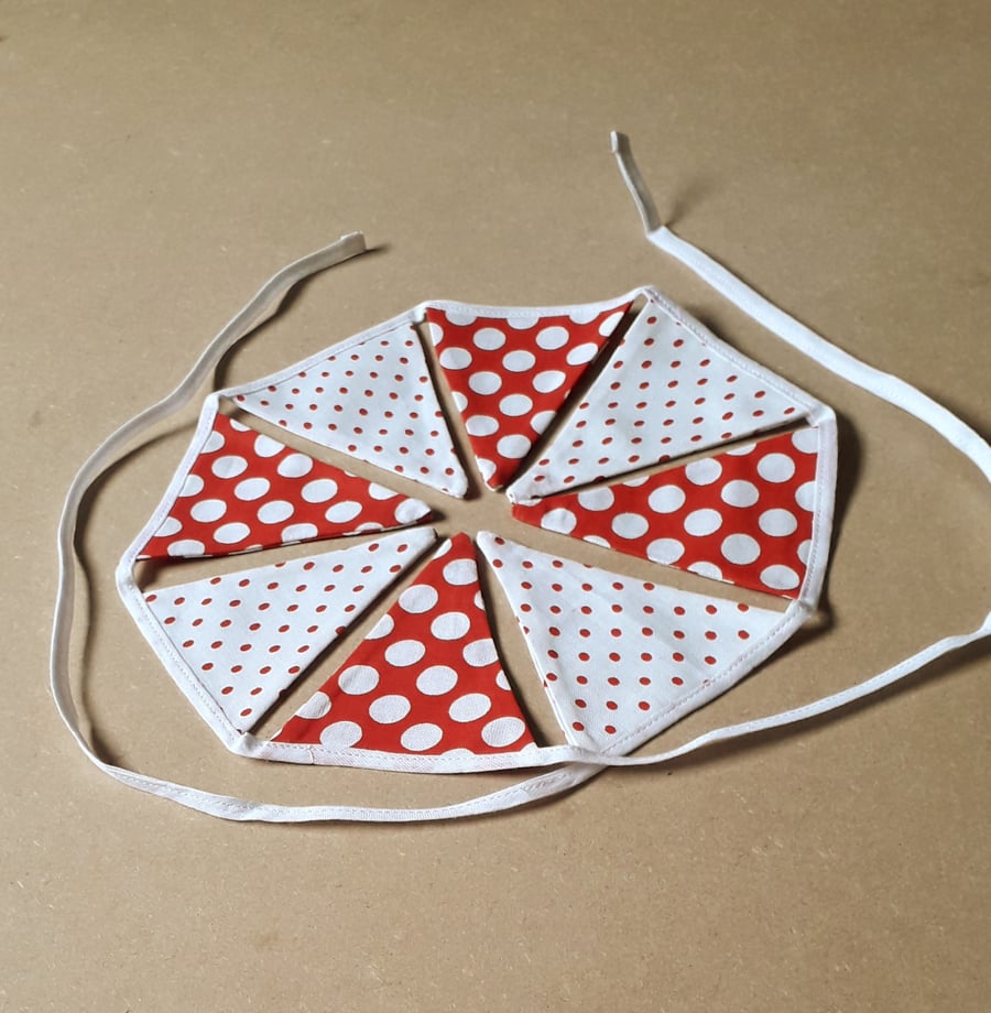 Red and White Miniature Bunting – 8 Flags