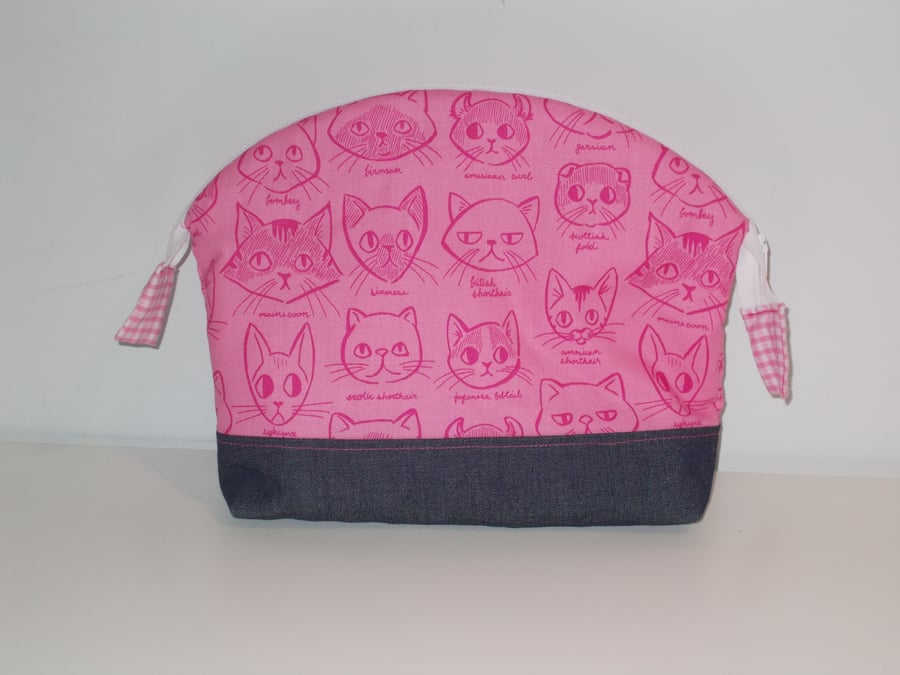 Toiletries bag with cat faces print