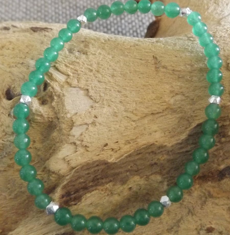 Green quartzite stretch bracelet 