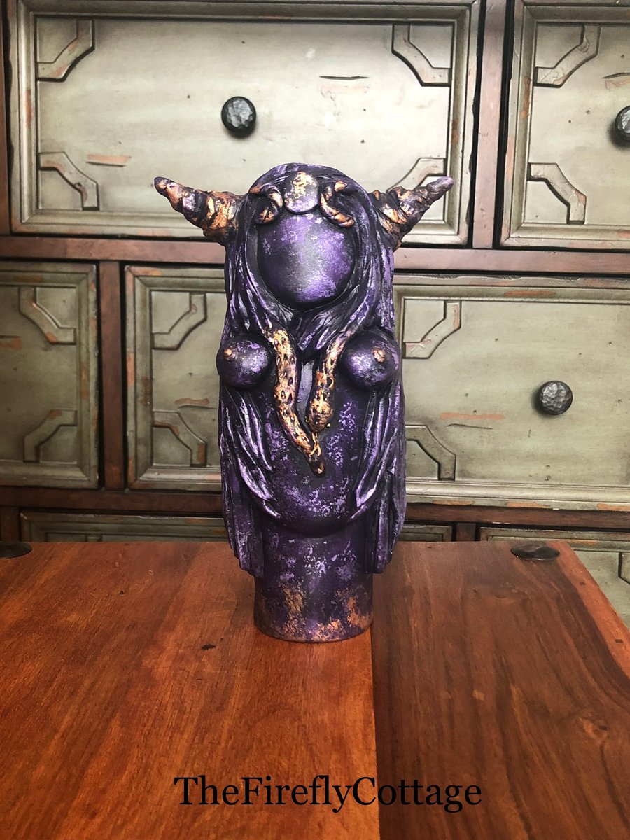 Lilith, Inanna, Goddess, Dark Goddess, Black Moon, Dark feminine energy, Altar 