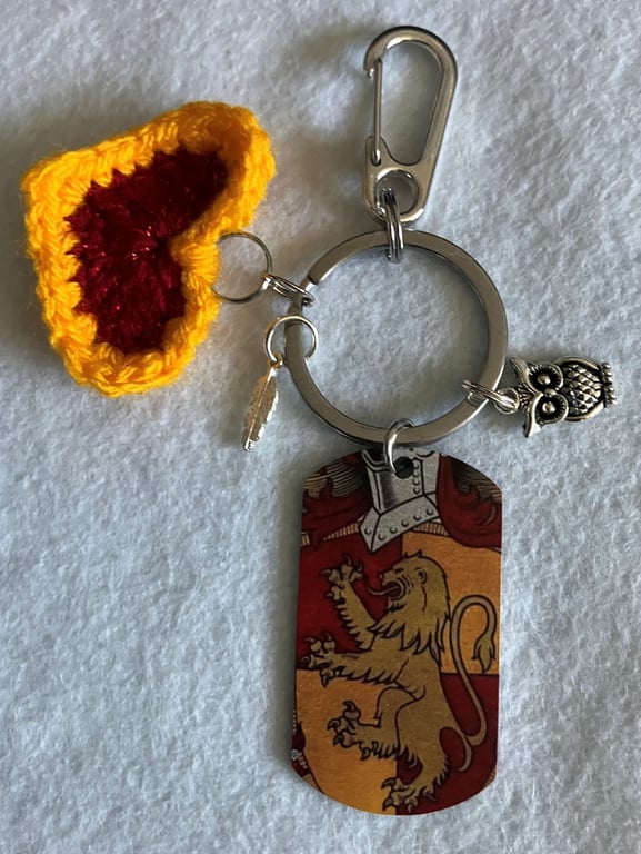 Hogwarts Gryffindor house keyring with crochet heart and bag clip