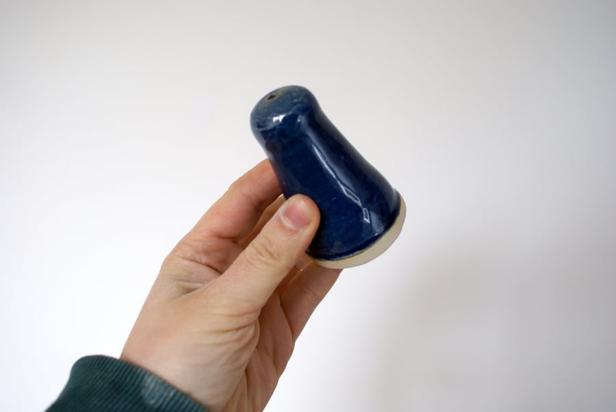 Victorian style ceramic bathroom light chord pull in ocean blue