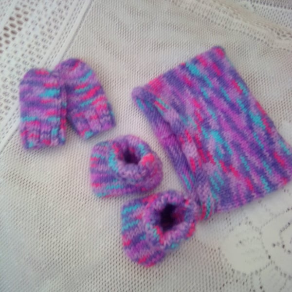 Baby's Knitted Hat Booties and Mittens Set, Baby's Gift Set, Baby Shower Gift