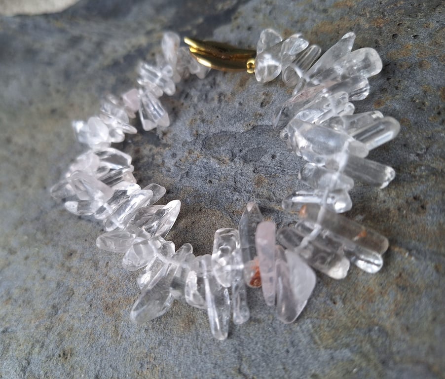 Bracelet from clear quartz chips with brass clasp