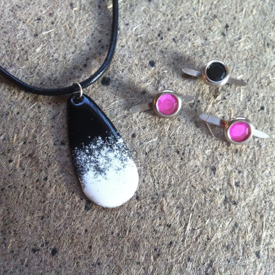 Black and White Teardrop Necklace