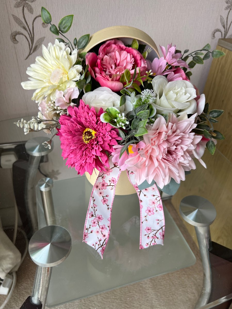 Small cream hatbox