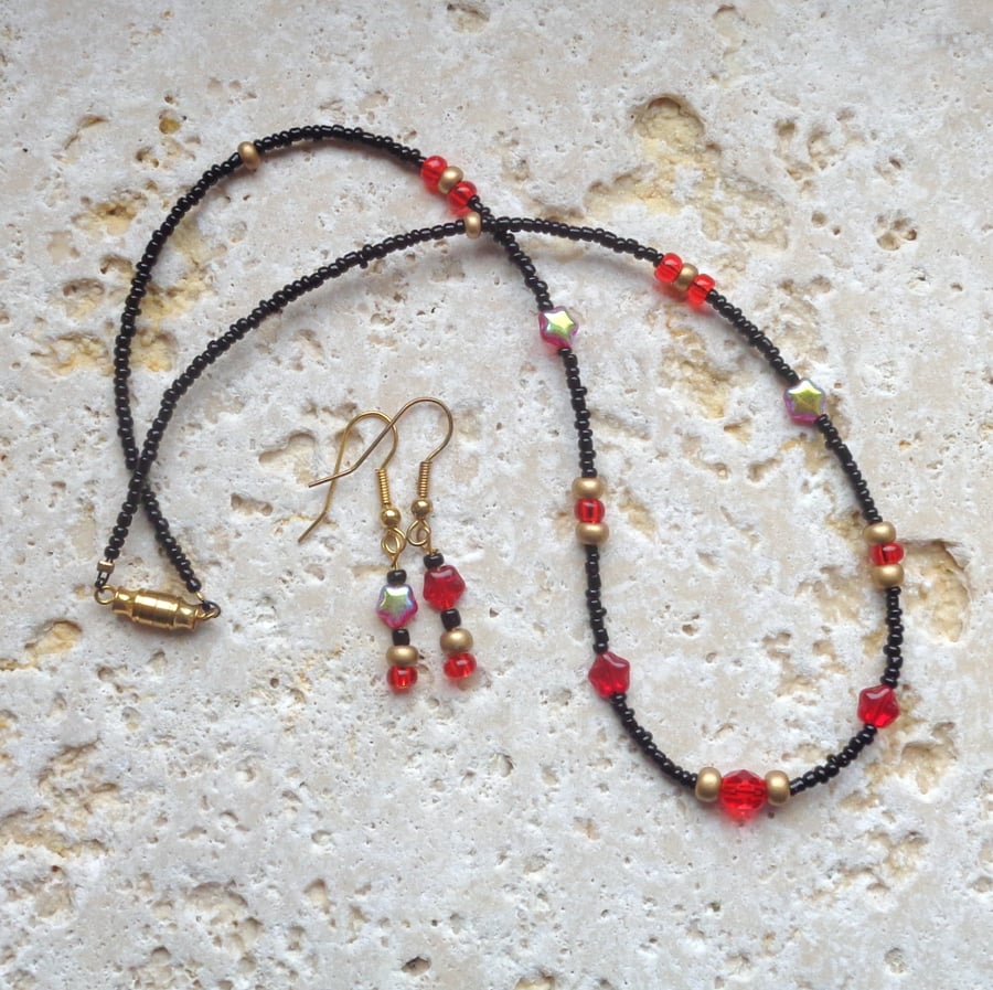 Necklace & earrings in tiny black, red & gold glass beads with stars
