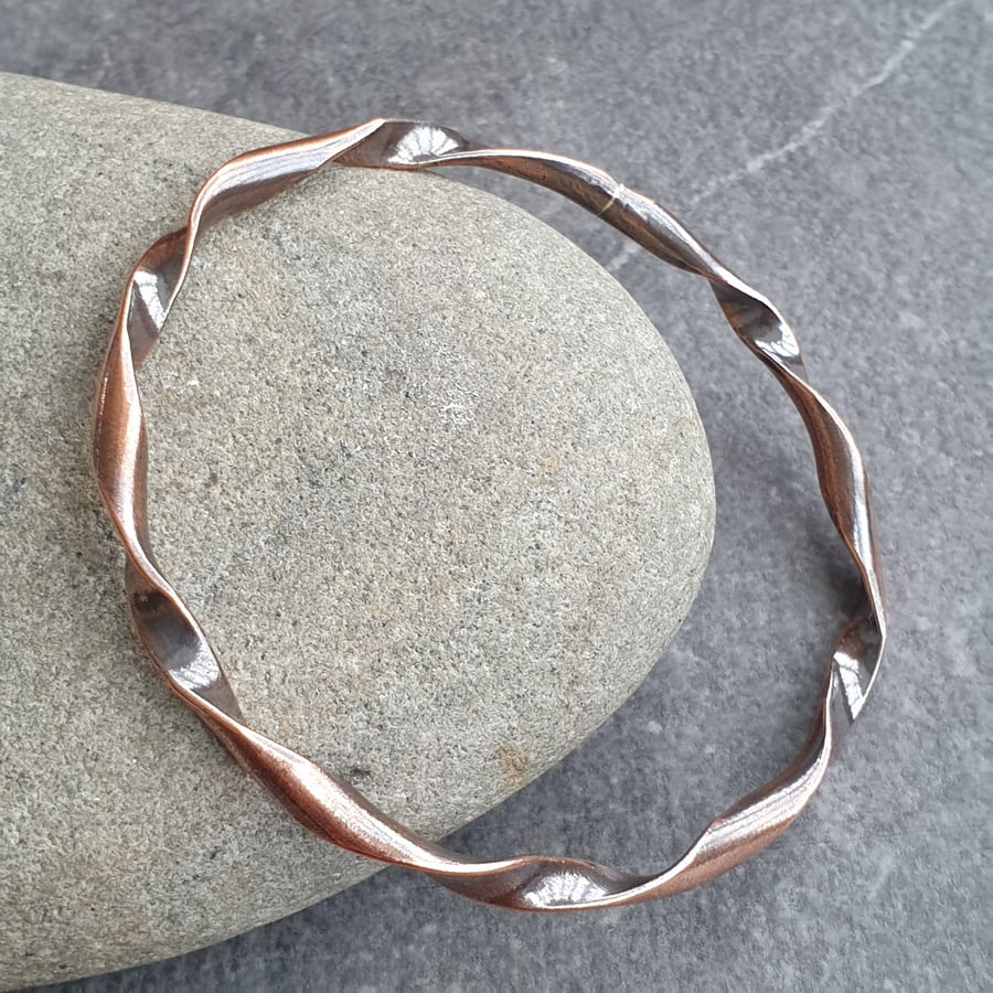 Copper ribbon twist bangle, 7th anniversary gift, Solid copper jewellery