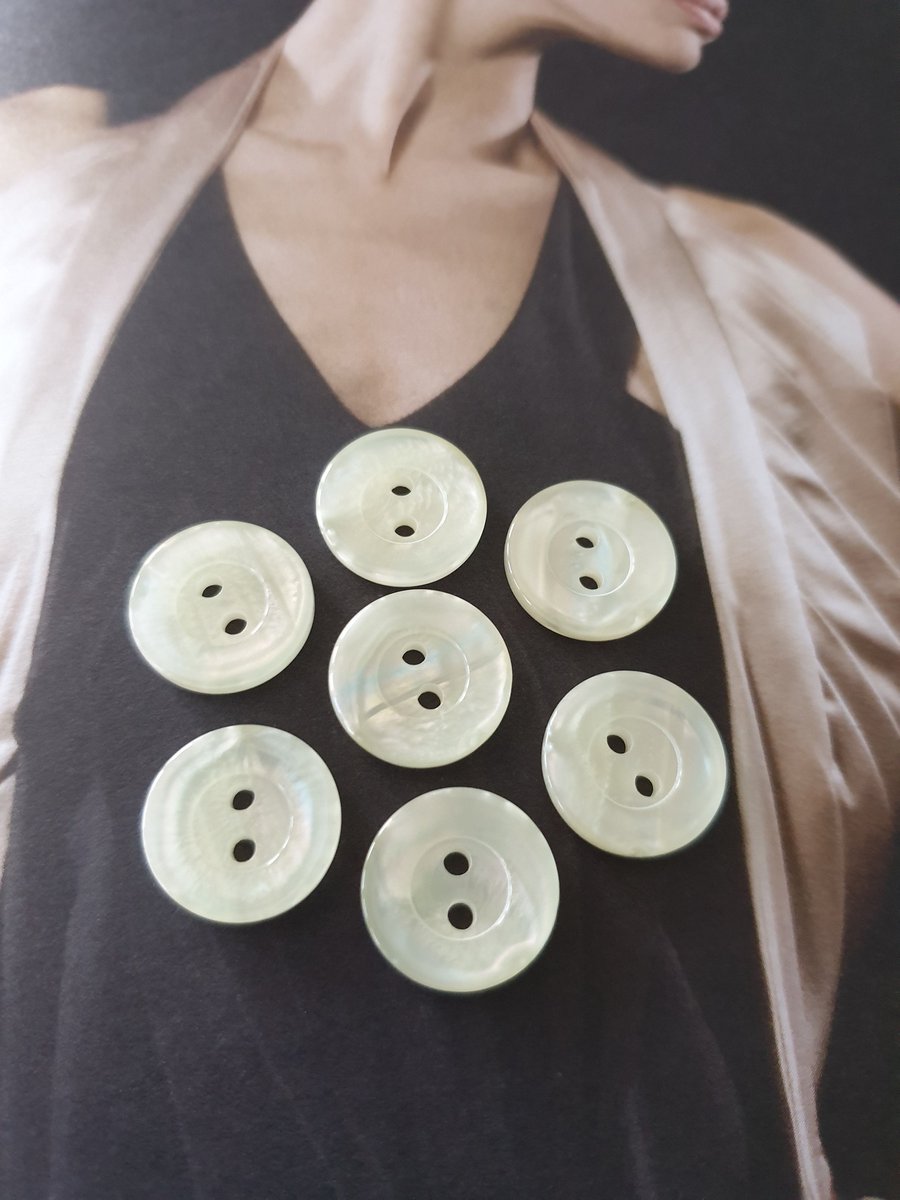  15mm 24L Imitation Mother of pearl, French bevelled design