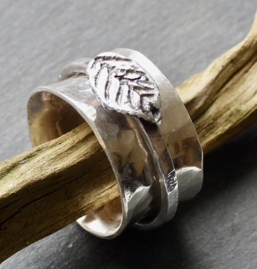 Wide spinner ring, with leaf spinner band.