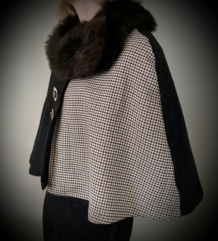 NATASHA WARM SHORT CAPE. DOGTOOTH CHECK