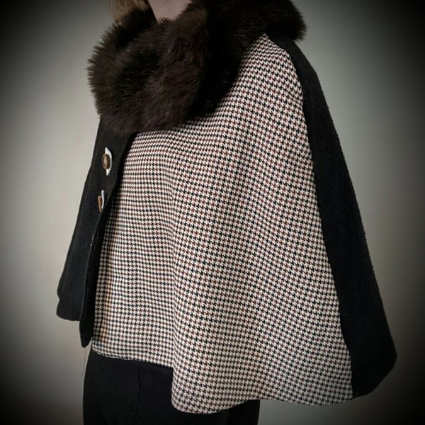 NATASHA WARM SHORT CAPE. DOGTOOTH CHECK