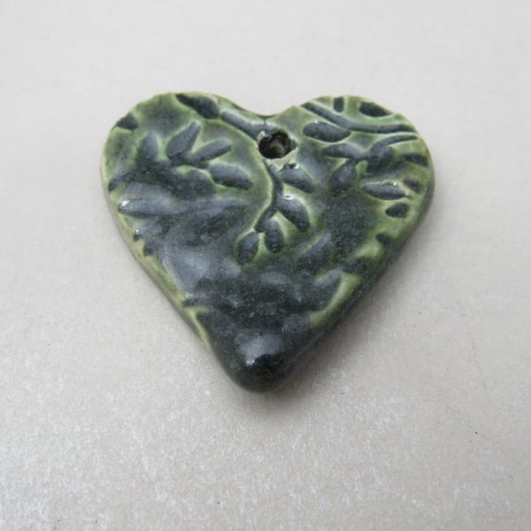 Medium Forest Green Leaf Texture Heart Shaped Ceramic Pendant