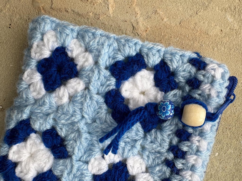 Zippered pouch for storing small items