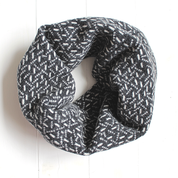 SECONDS SUNDAY Scatter knitted cowl - monochrome